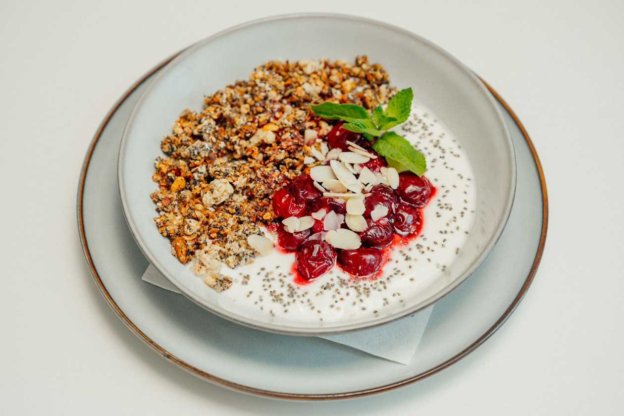 Višňová granola bowl