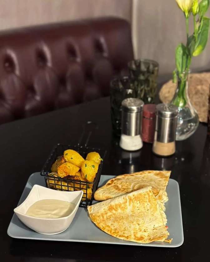 QUESADILLA CON POLLO E CREMA DI YOGURT