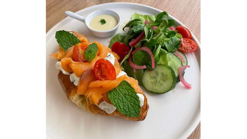 Croissant z wędzonym łososiem