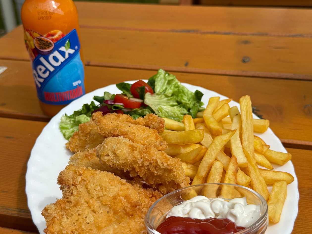 Fried crispy chicken schnitzel, fries, garnish, tartar sauce 150g, 1,3,7