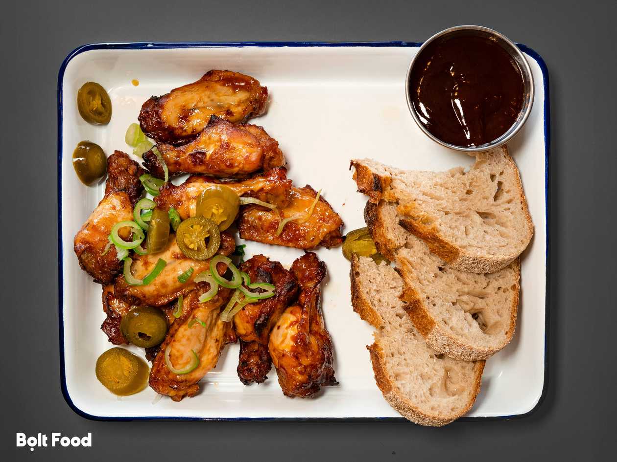 HOT WINGS-Pikantní kuřecí křidélka, domácí chléb