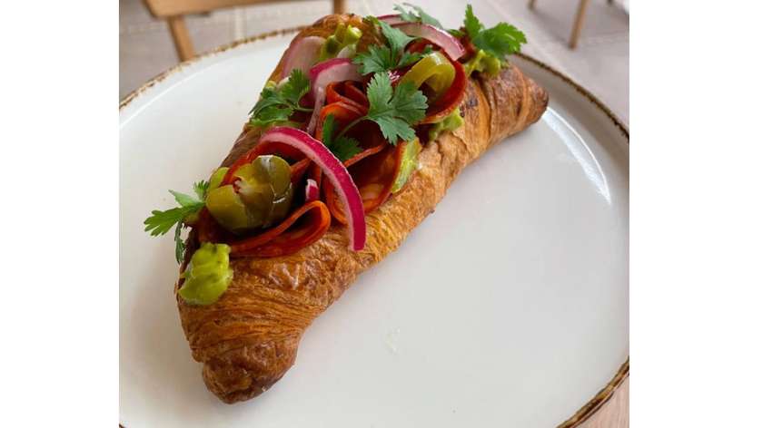 Croissant z Chorizo i Guacamole
