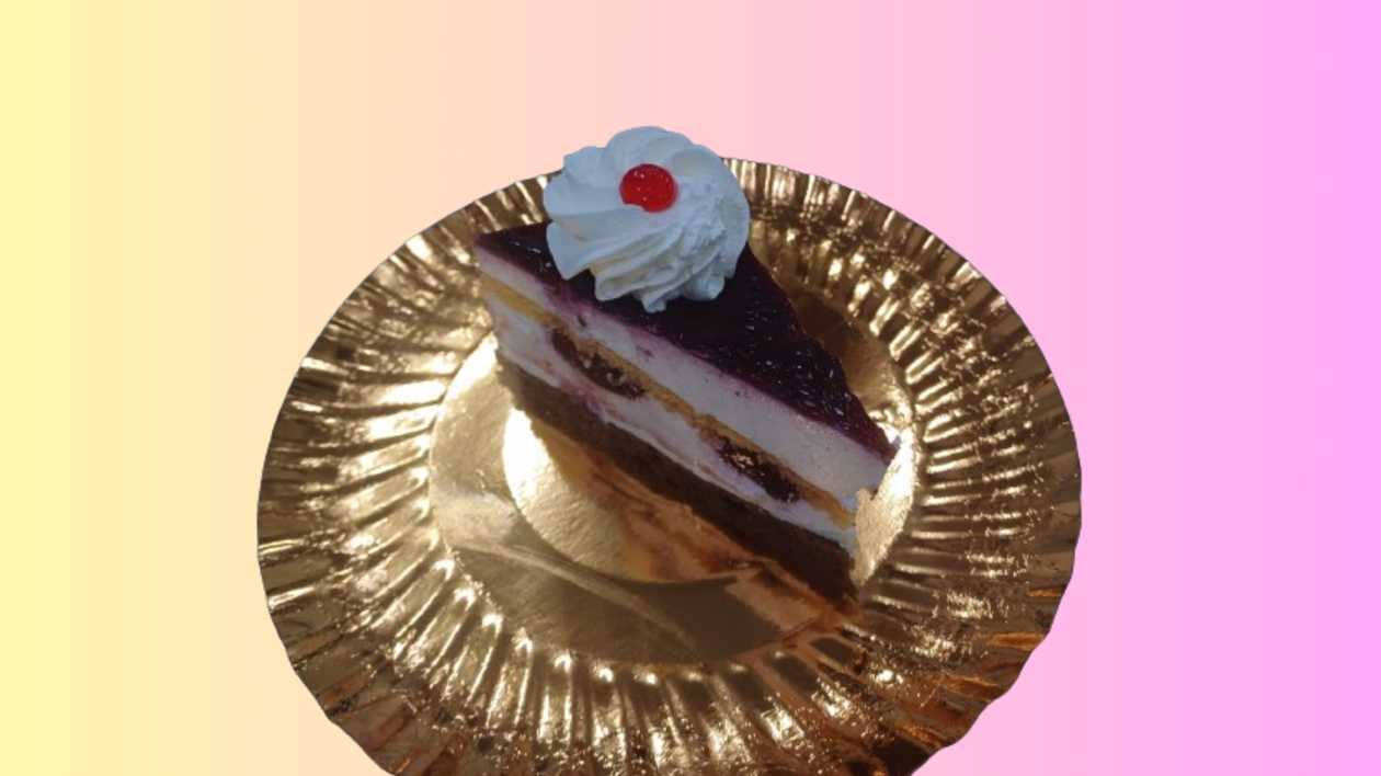 Yogurt and berry cake