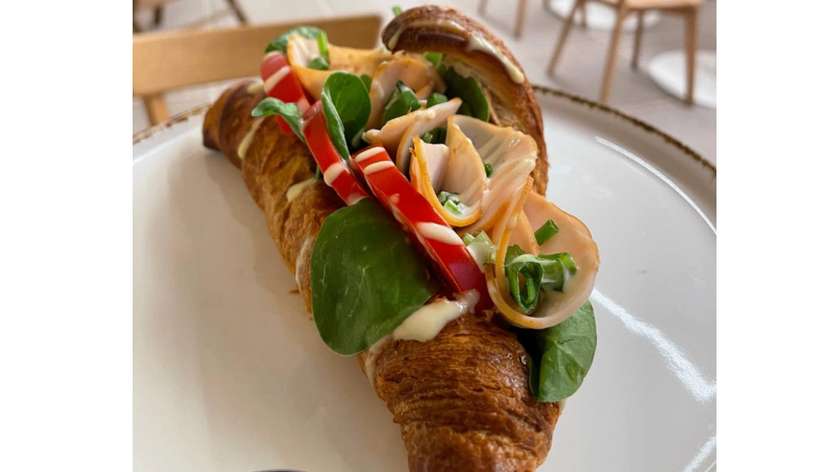 Croissant z Pieczonym Filetem z  Kurczaka