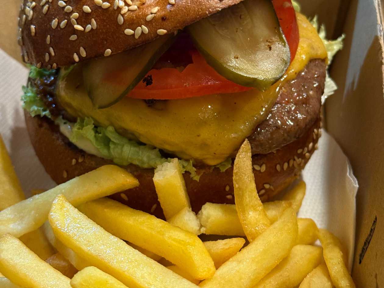 Rio Burger beef, homemade bun, BBQ sauce 1/2 fries (1,3,7) 350g