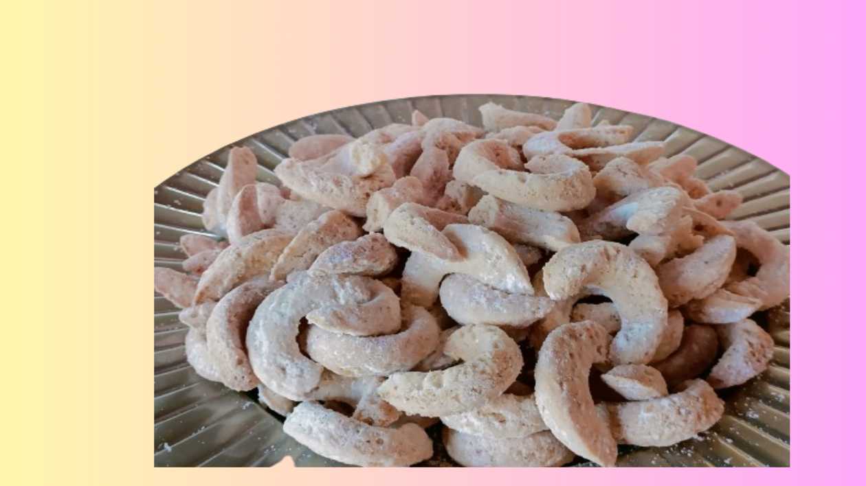 Crumbly walnut crescents