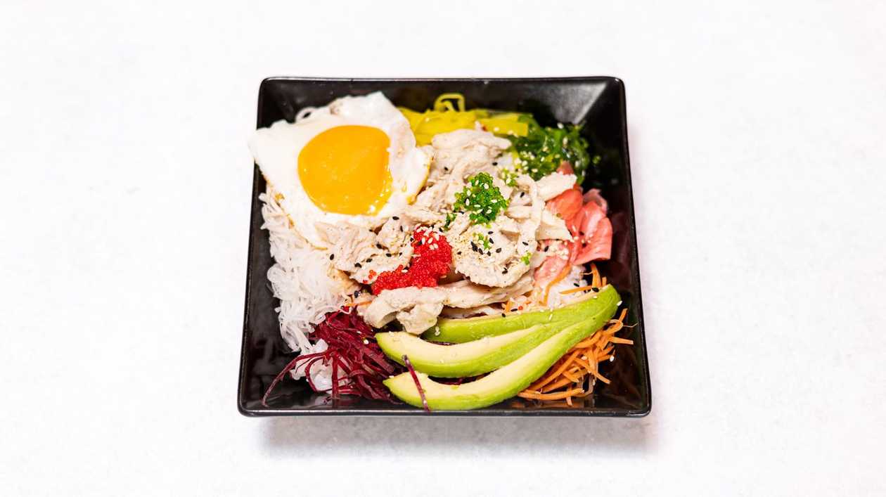 P7. UDON POKE BOWL S KURACÍM MÄSOM