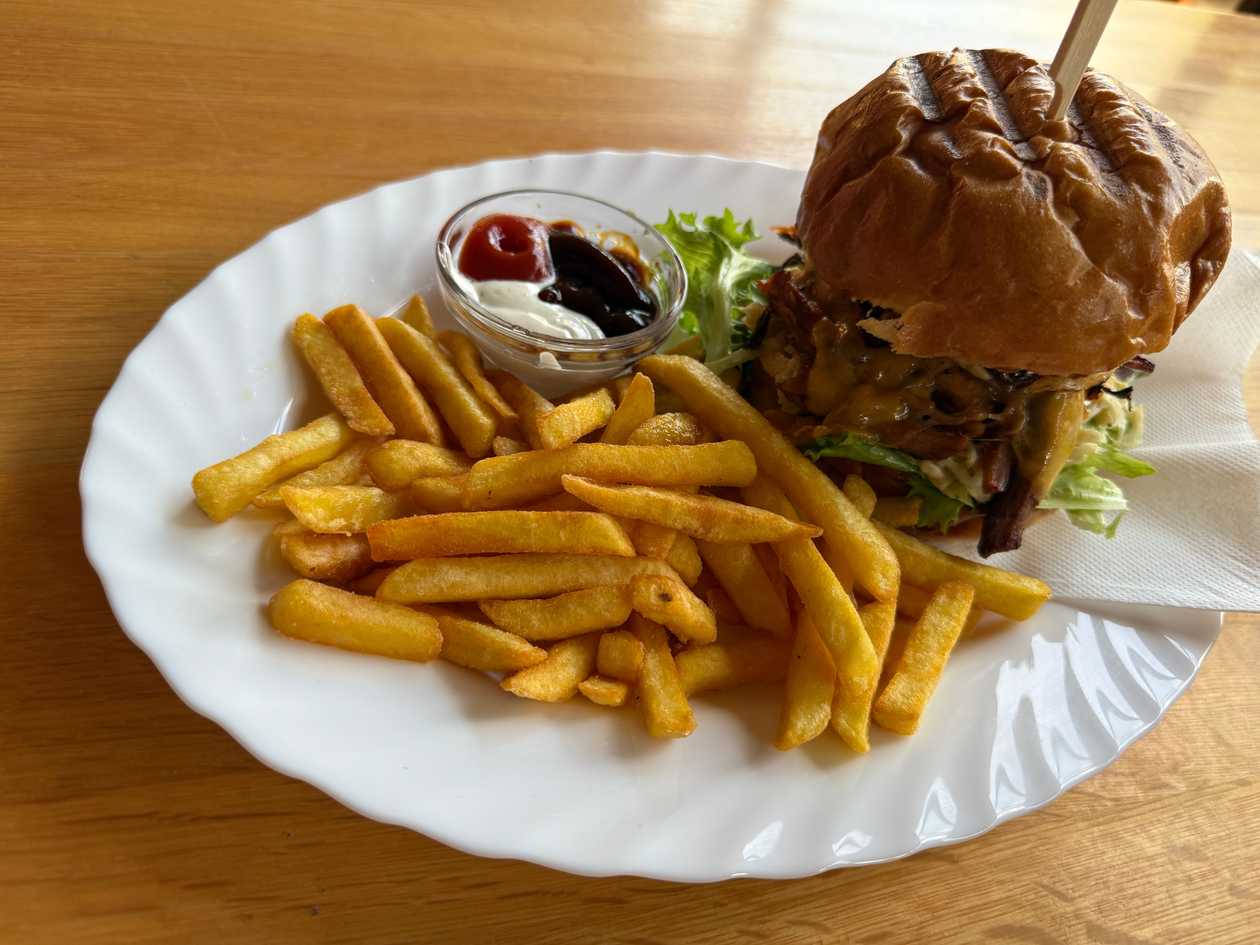 Copy of Rio Burger chicken, homemade bun, fries, TO+BBQ sauce 150g (1,3,7) 350g