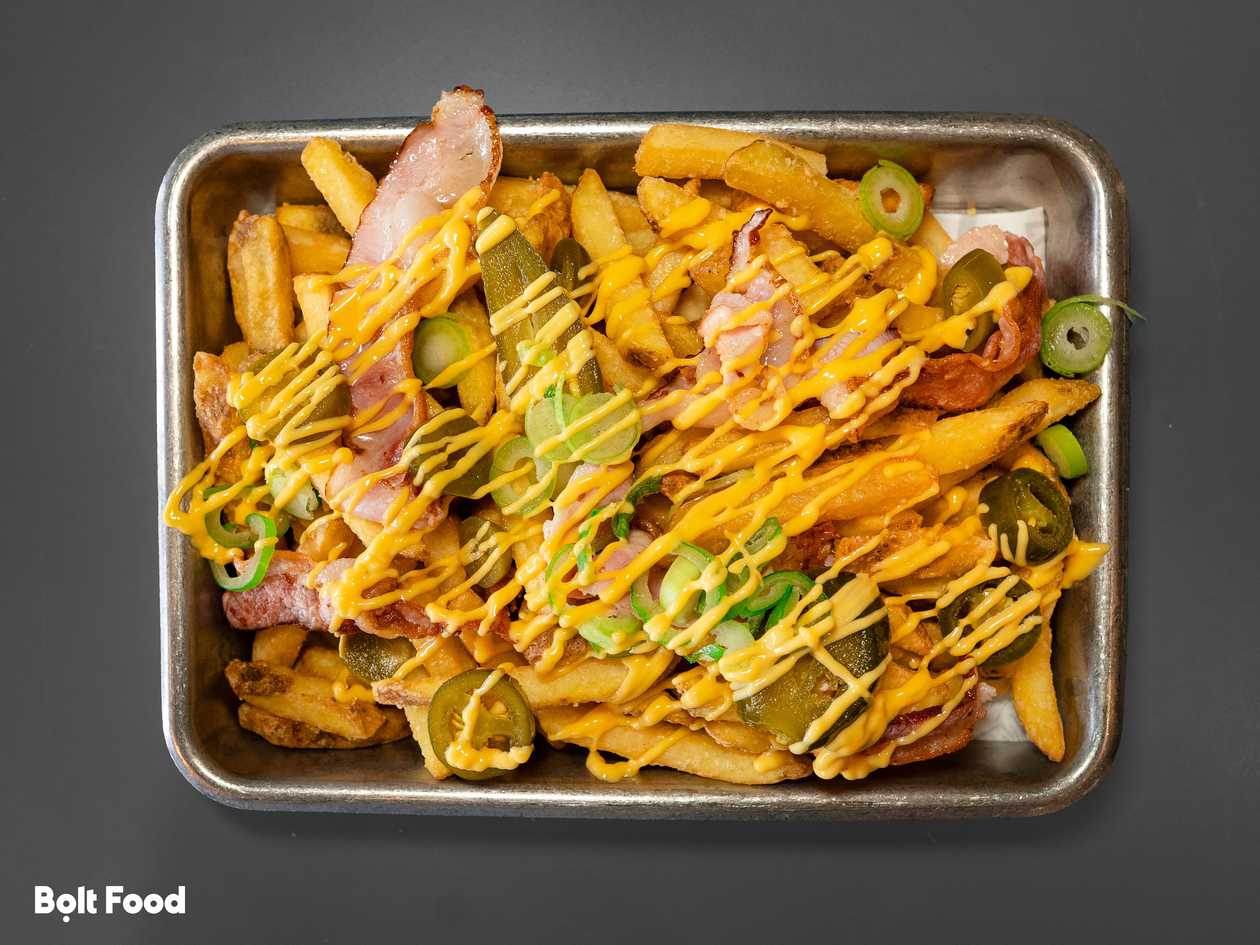 Hranolky ,,ROYAL,, se slaninou, cheddarem, jalapeňos a cibulí