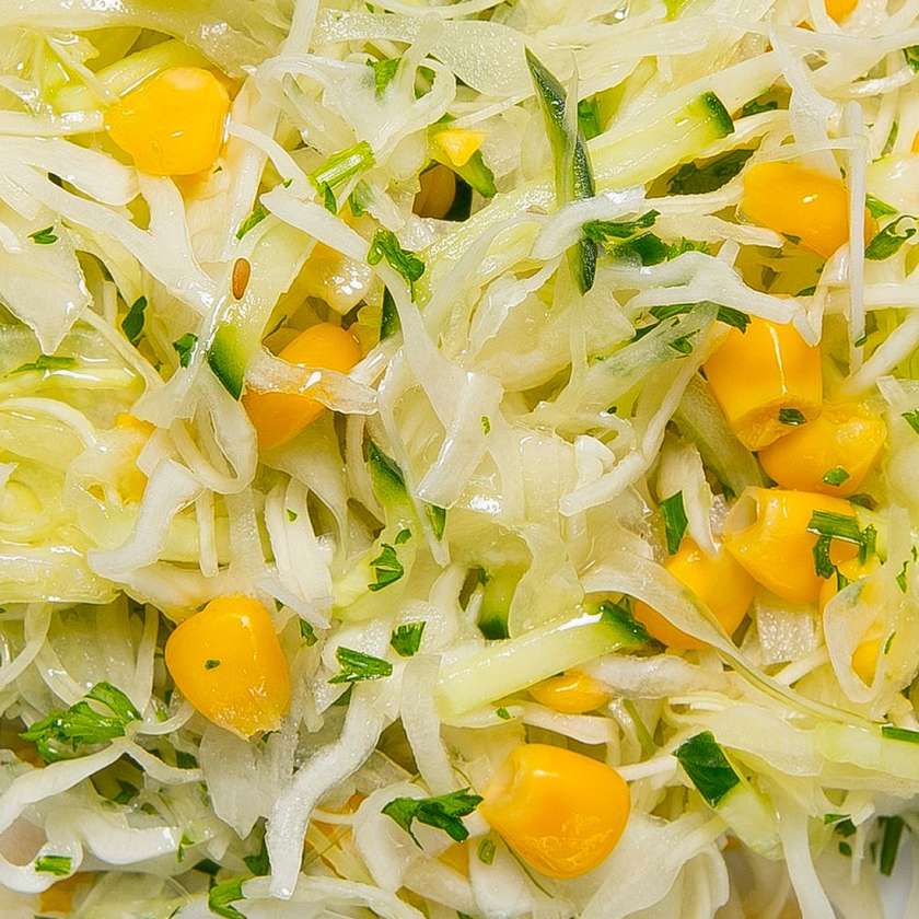 Kopūstų salotos su agurkais, kukurūzais ir aliejumi