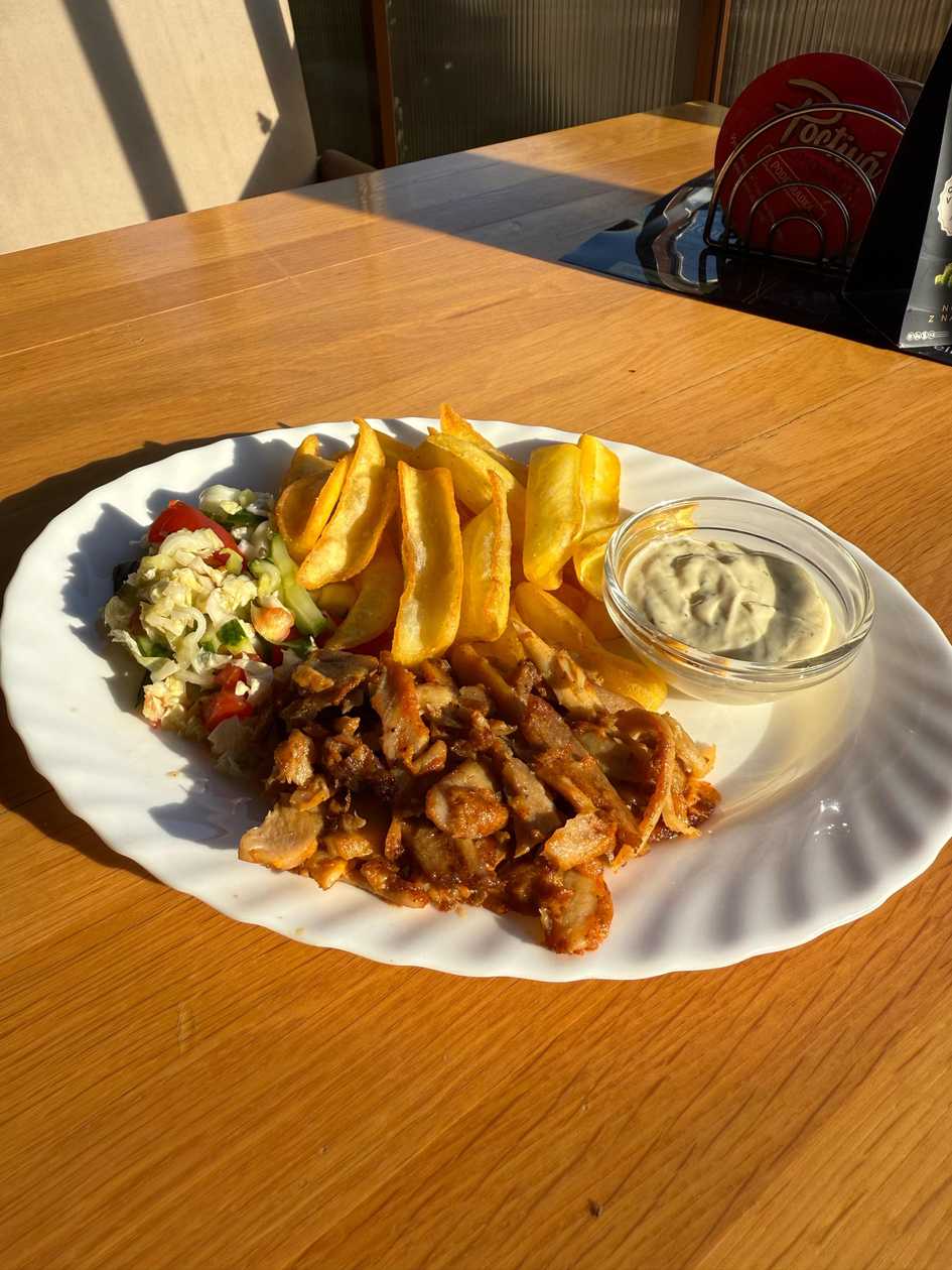 Chicken gyro, 1/2 rice, 1/2 fries, garnish (1,3,7) 150g