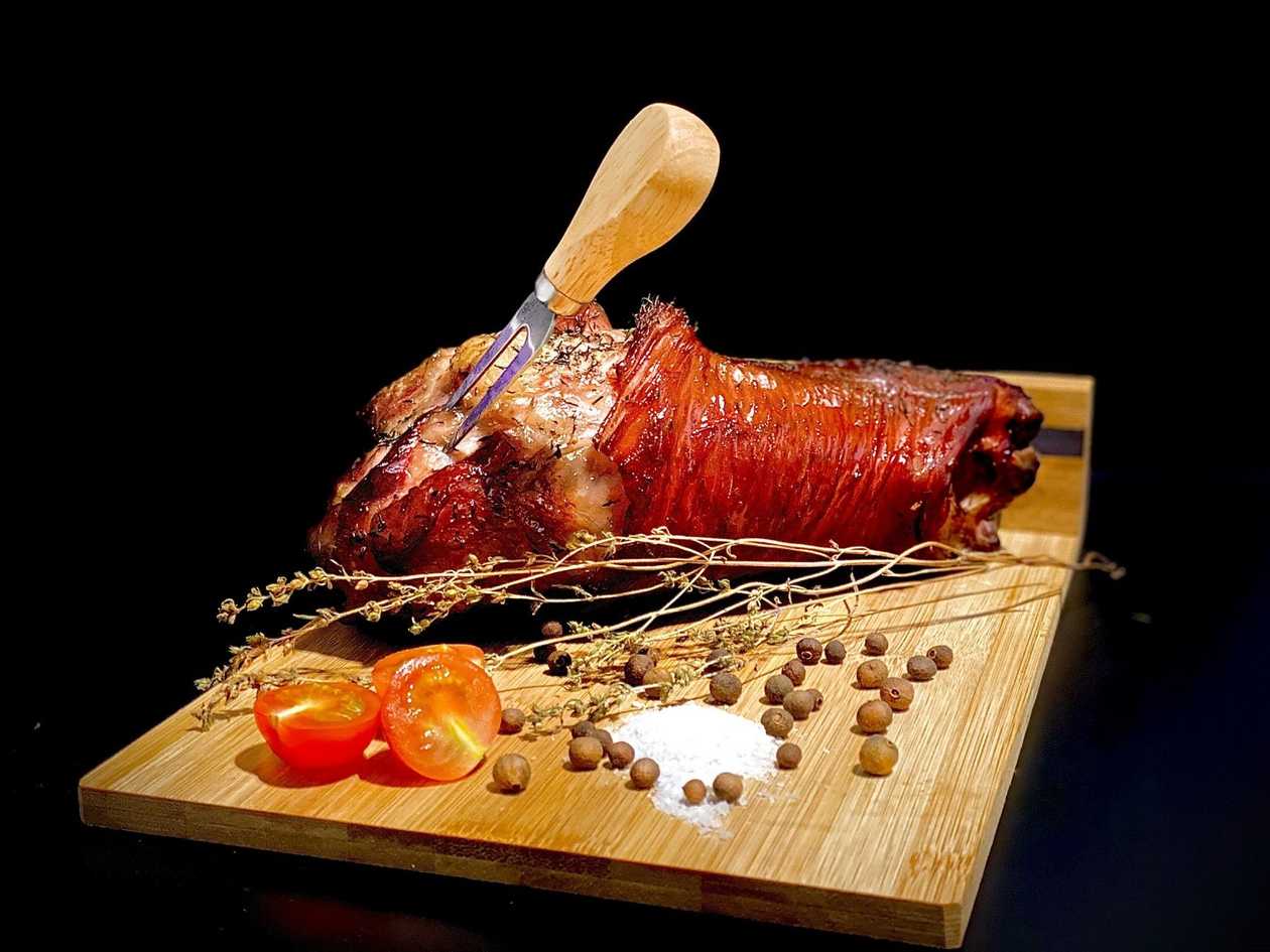 Rasol de porc caramelizat cu garnitura la alegere