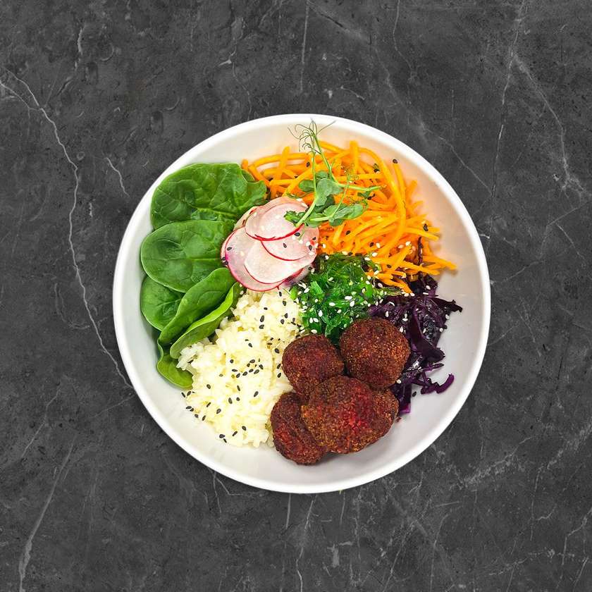 "Bowl" su burokėlių falafeliais ir bazilikų padažu