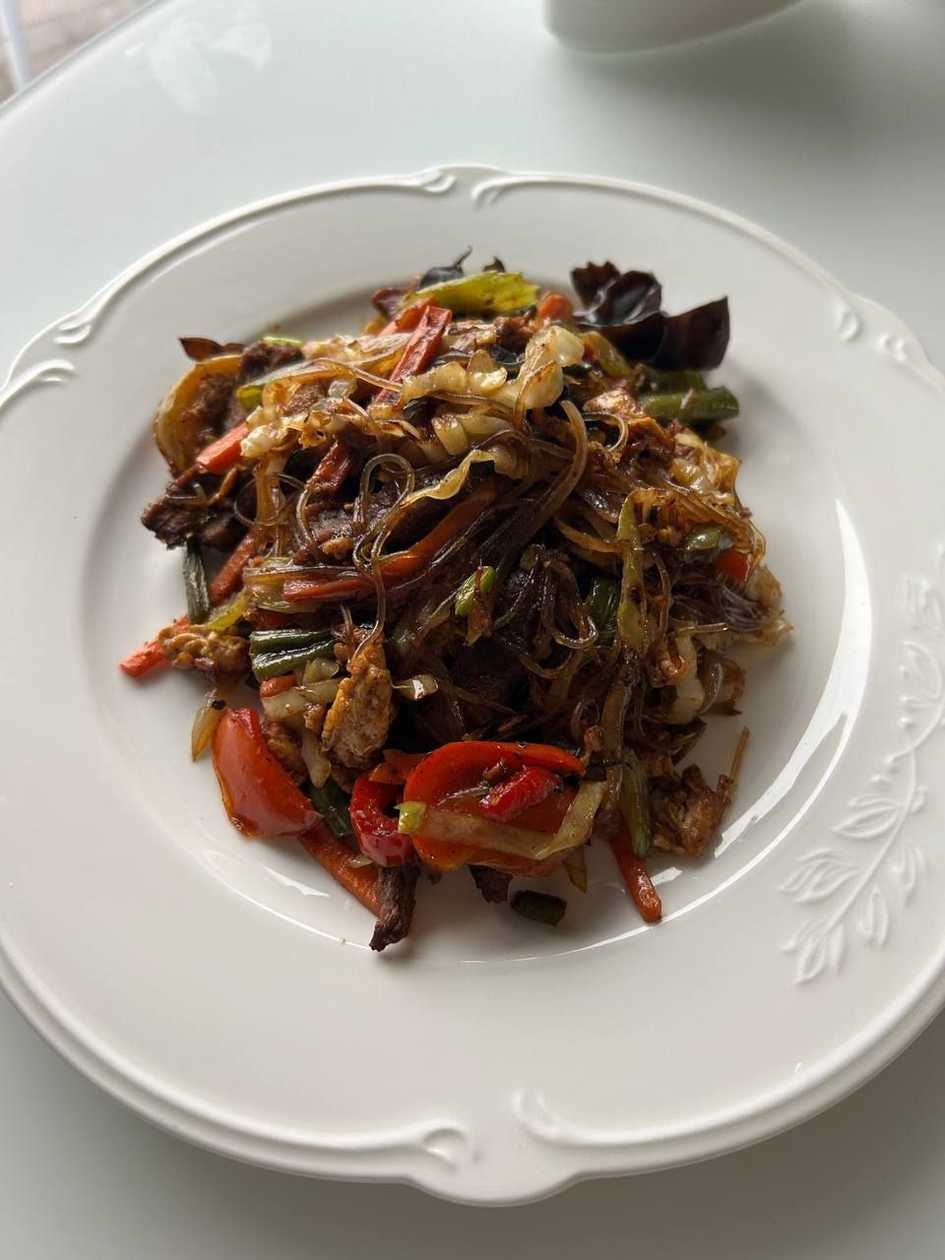 Локшина скляна з куркою і овочами