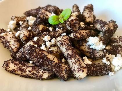 Potato dumplings with poppy seeds and sugar