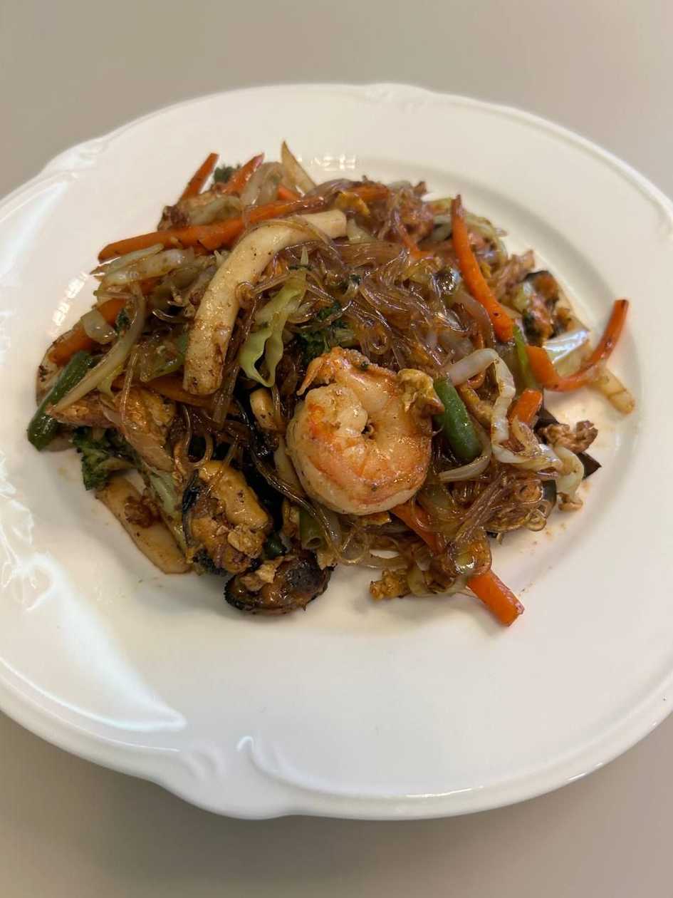 Локшина скляна з морепродуктами і овочами
