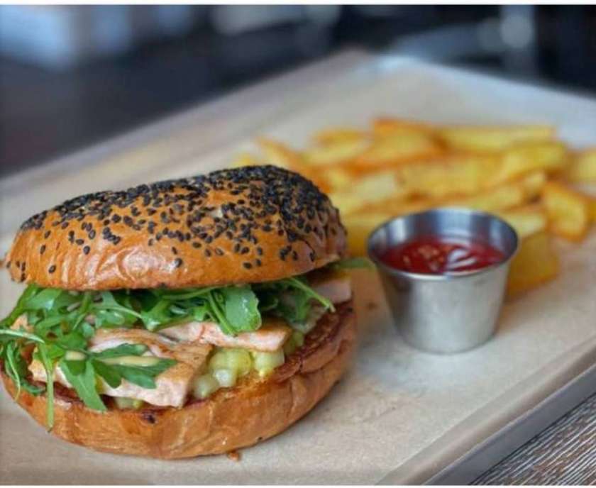 Rybí burger s grilovaným lososom, avokádom a sezamovou omáčkou