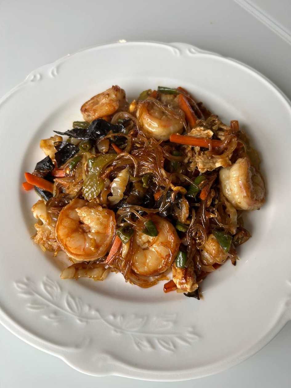 Локшина скляна з креветками та овочами