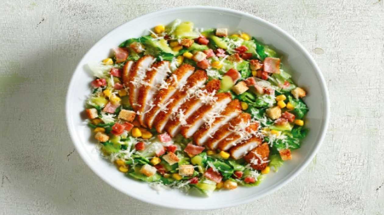 Салат Цезарь с хрустящей курицей и беконом