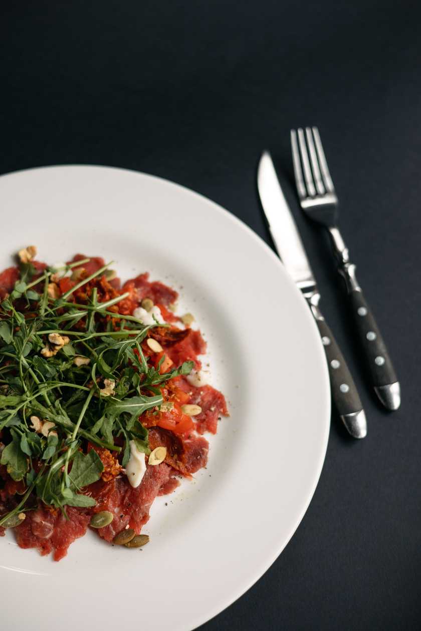 Beef carpaccio with three types of tomatoes and pepper sauce
