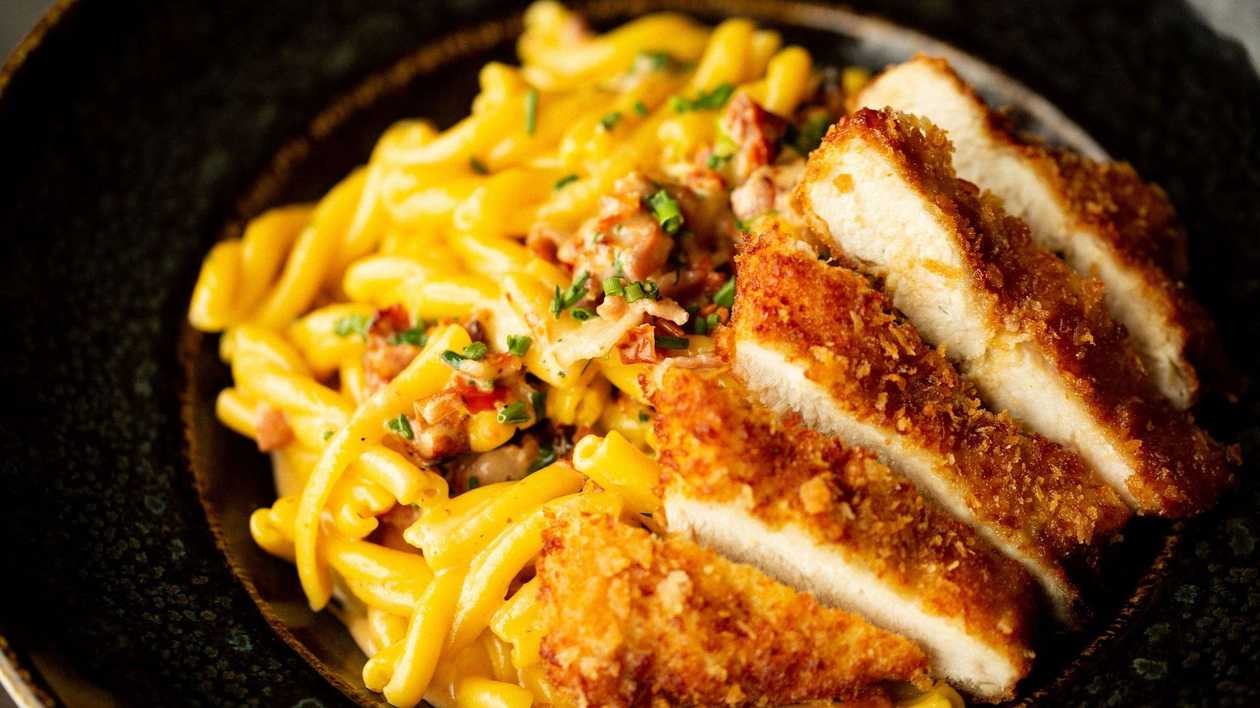 Alfredo pasta with fried chicken