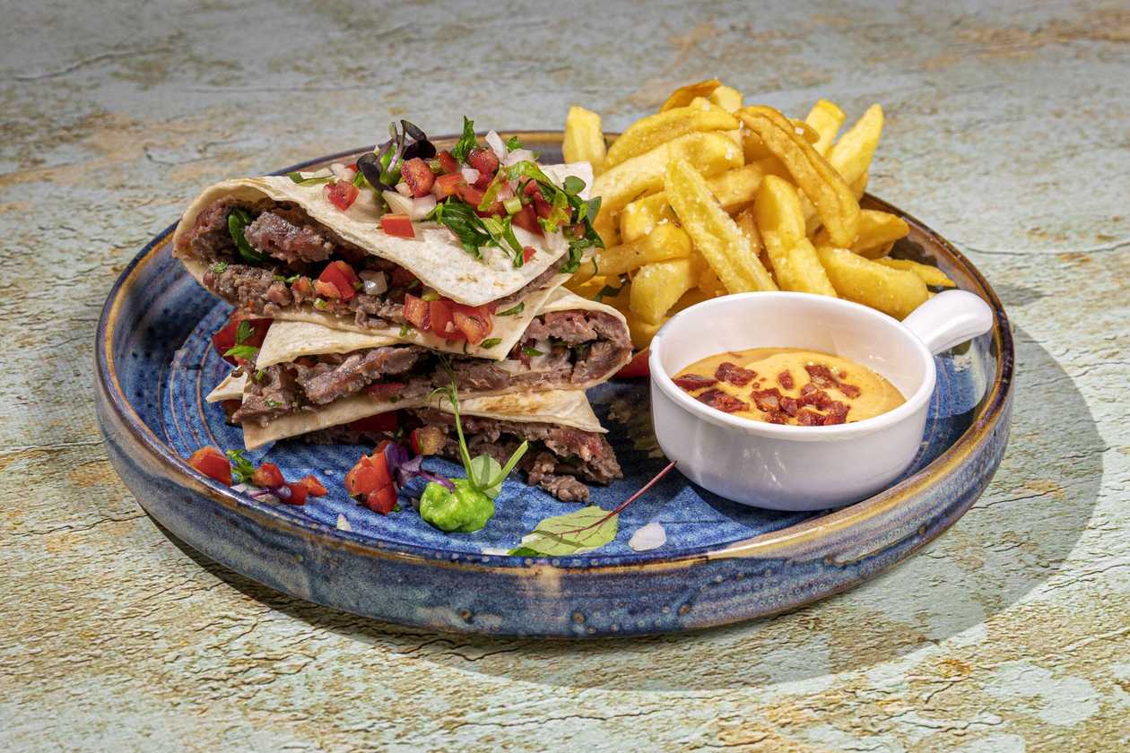 Quesadilla Adane cu garnitura la alegere