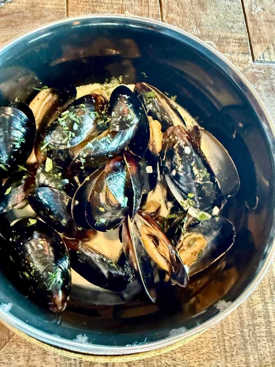 Mussels in sauce with garlic bread