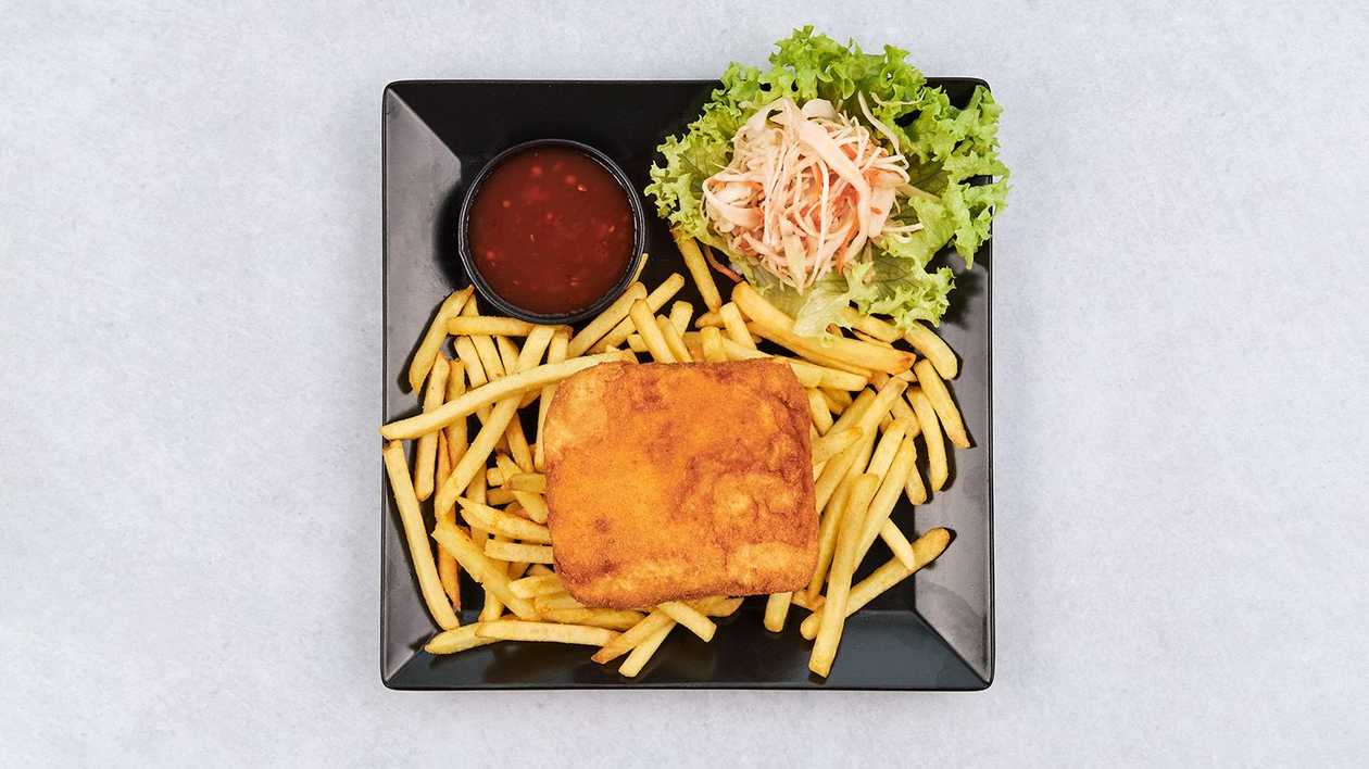 Vyprážaný syr s hranolkami