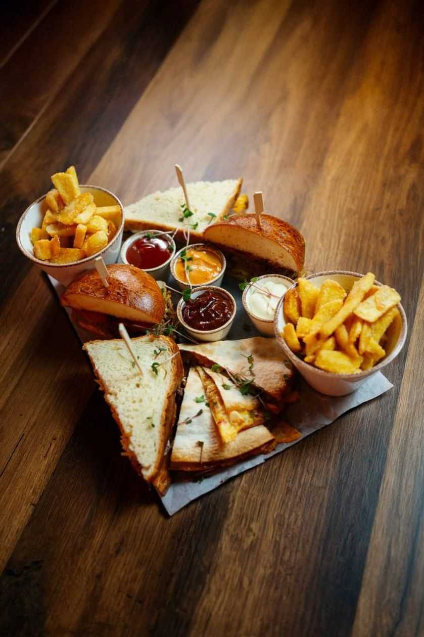 Burger wołowy, quesadilla, kanapka z szarpanym polikiem wieprzowym, frytki z parmezanem i oliwą.