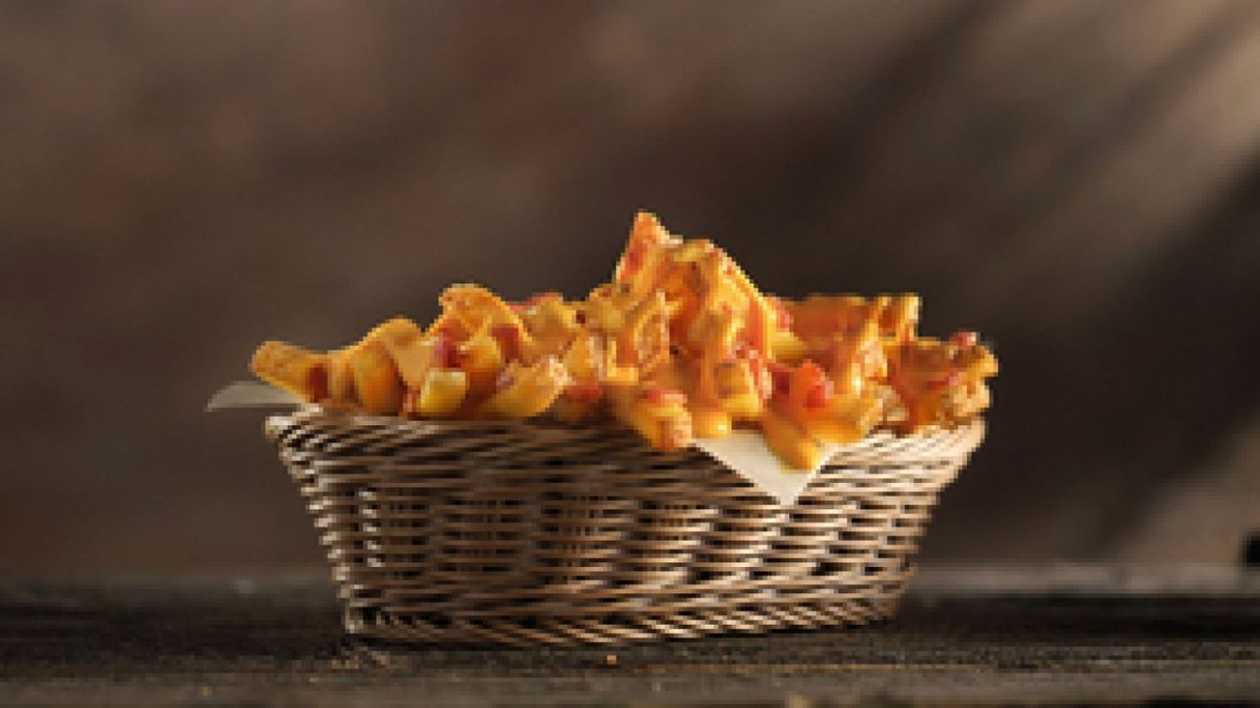 Картофель фри по-деревенски с чеддером и беконом