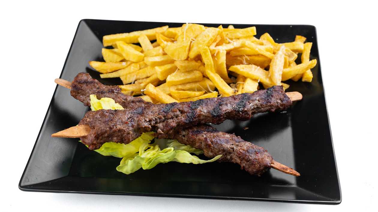 Adana kebab cu cu garnitura la alegere
