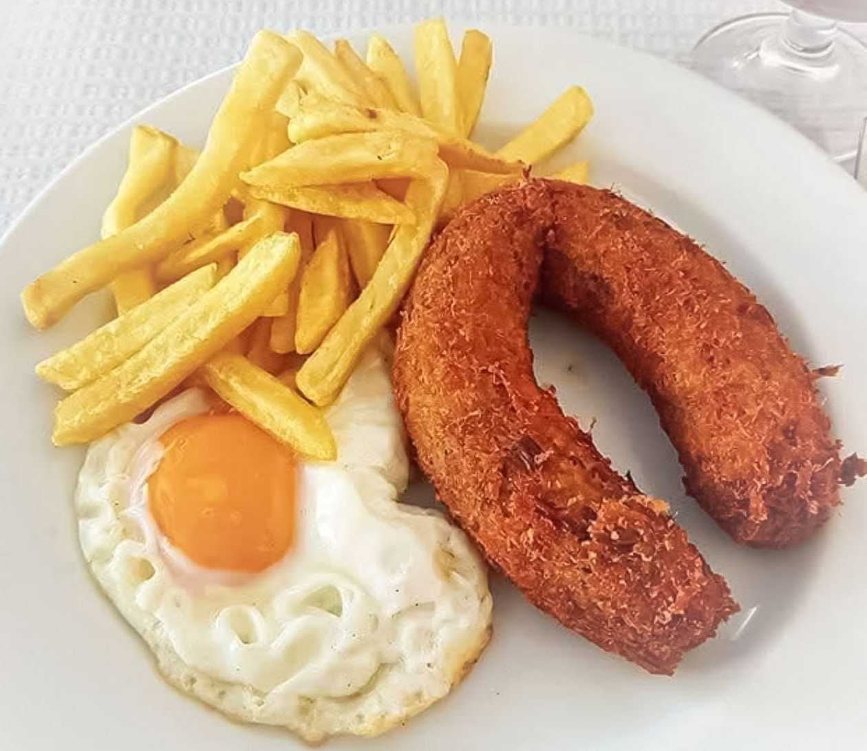 2 Doses Alheira c/ Ovo e Batata Frita Caseira