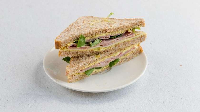 Sendvič se šunkou a sýrem