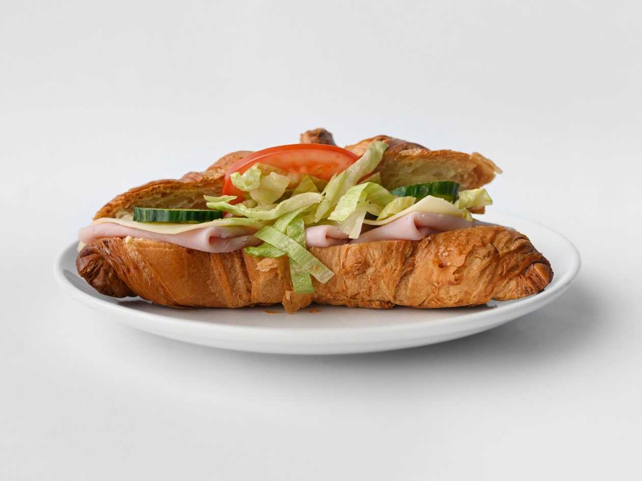 Croissant se šunkou a sýrem