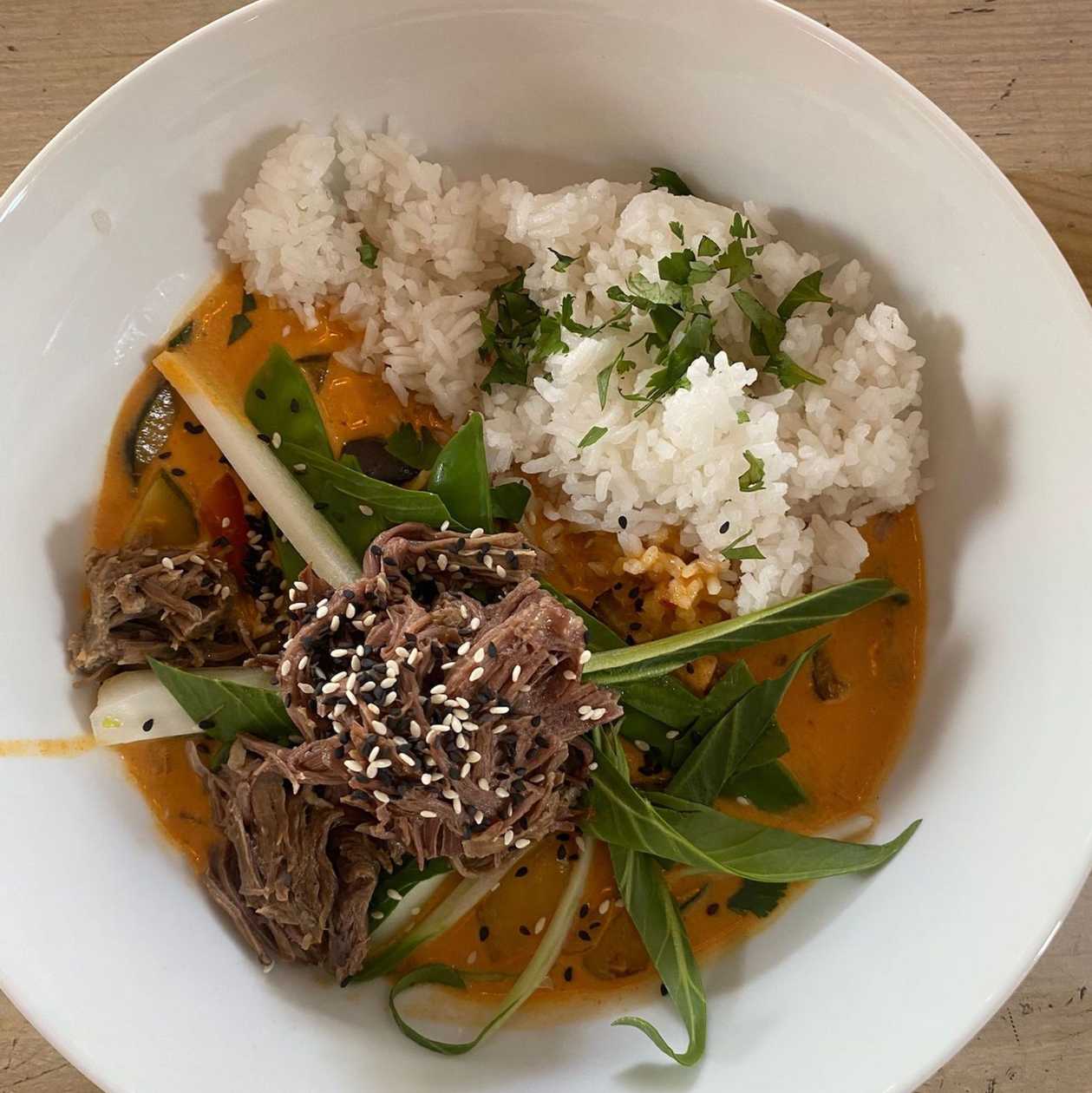 Thajské červené karí s trhaným HOVĚZÍM masem,zelenina,  jasmínovoá rýže s koriandrem a sezamem