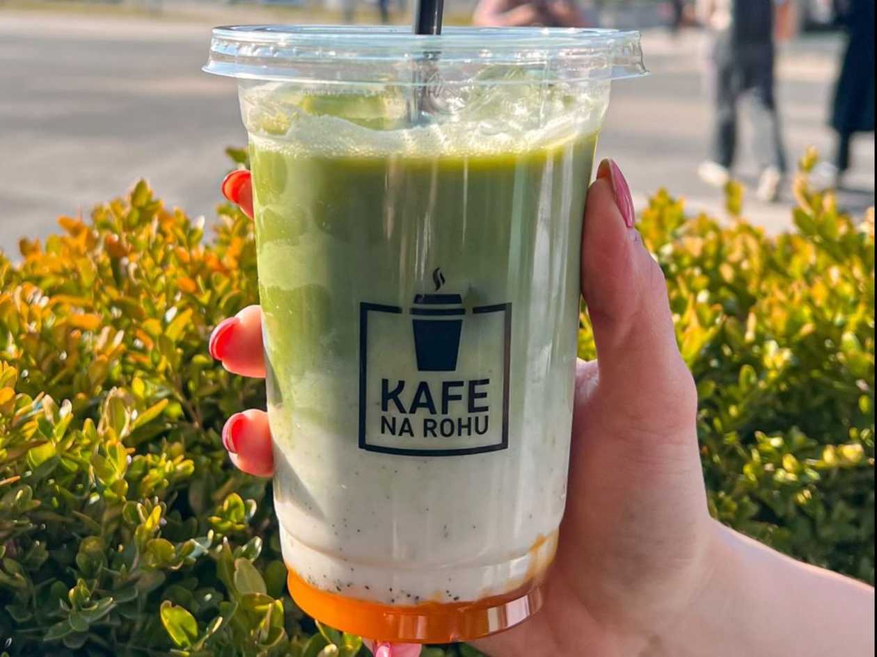 Mangové ledové Matcha latte