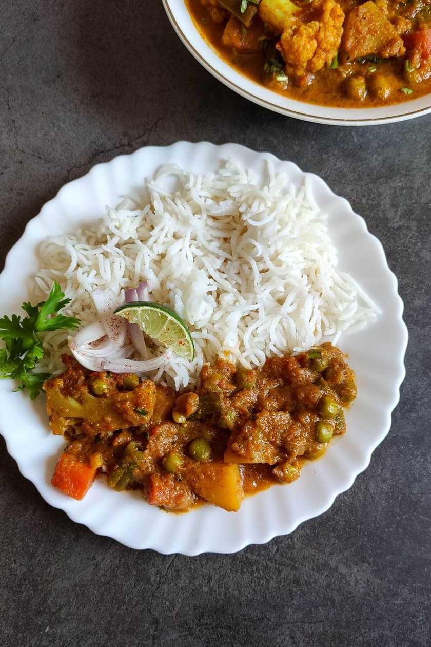 STEAMED RICE + VEG CURRY