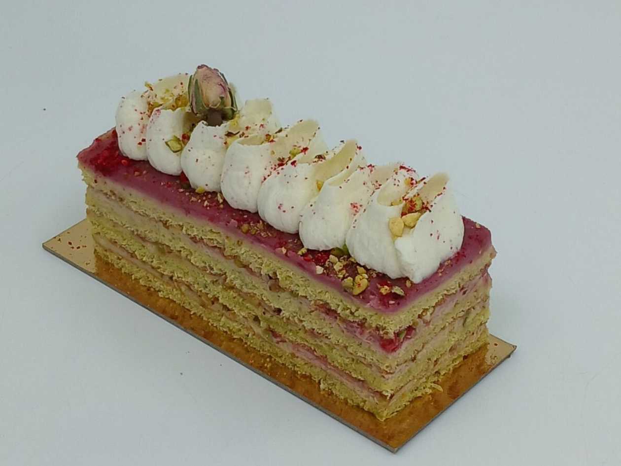 Pistaciovo- malinový řez