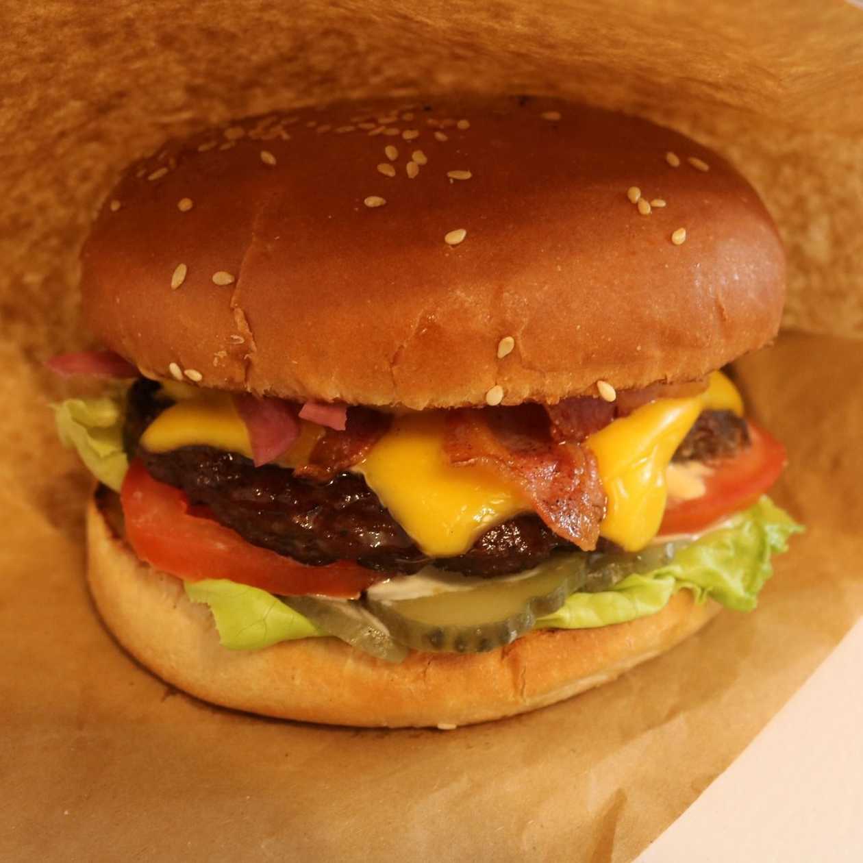 Kosmic Burger (390g) Cartofi 100g bautura