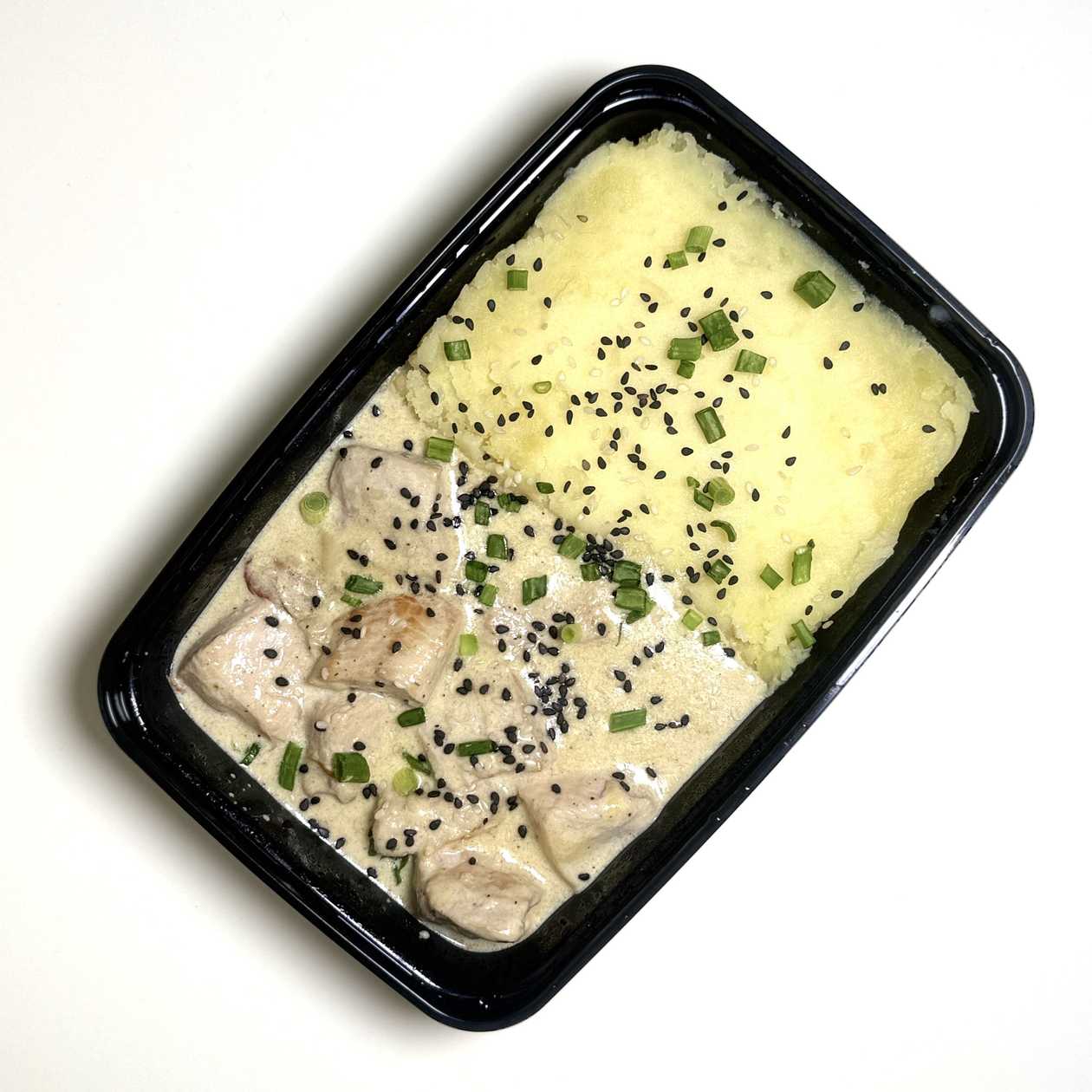 "Shkmeruli" chicken with mashed potatoe garnish