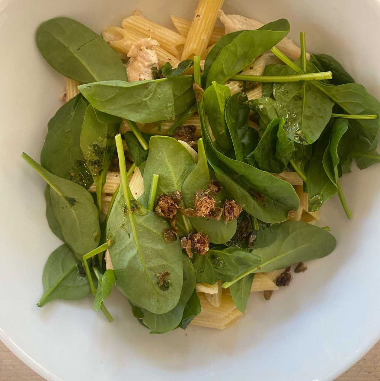 Penne s krůtím masem, sušenými rajčaty,tomaty, cuketou,česnekem,bazalkou,rukolou a parmezánem