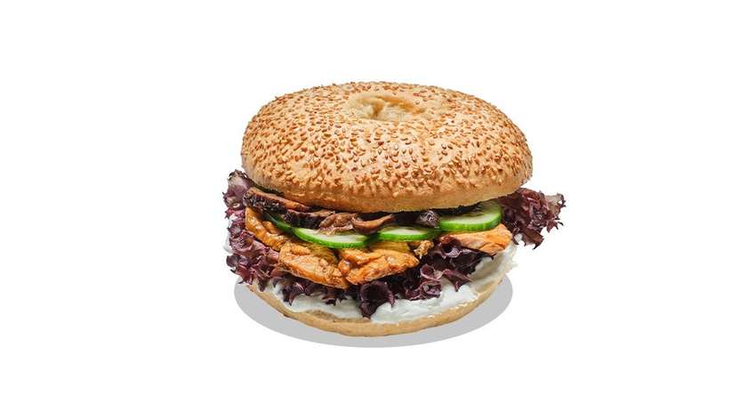 Bajgiel azjatycki z kurczakiem teriyaki