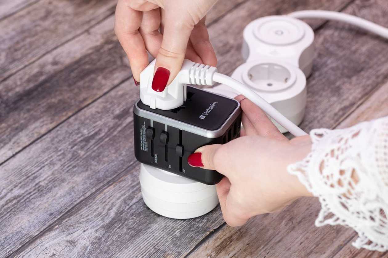 Travel Adapter Verbatim World-To-World Adapter Uta-04, 1XUSB-C Pd 61W, 1XUSB-C, 3XUSB-A, Overvoltage Protection, Black, Compatible:Eur/Uk/Usa/Jap/Aus