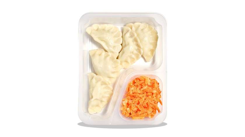Pierogi z indykiem i surówką z marchewki