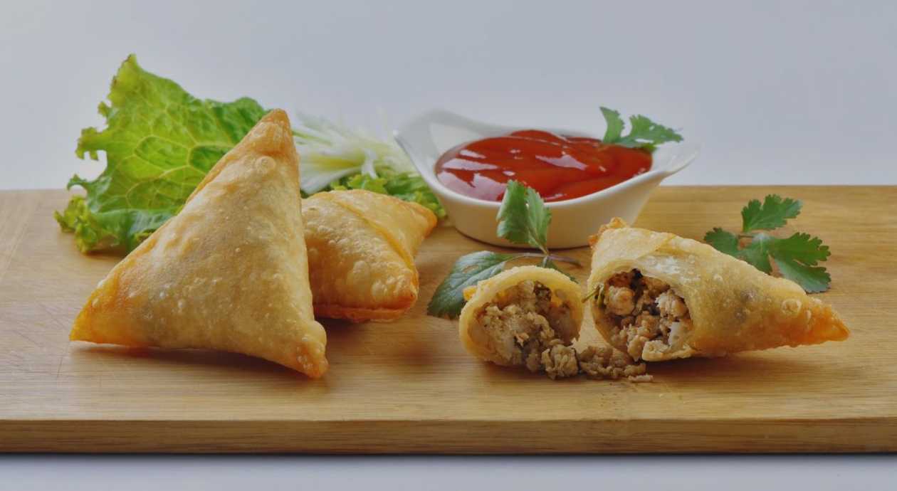 4 Pieces of Chicken Samosas