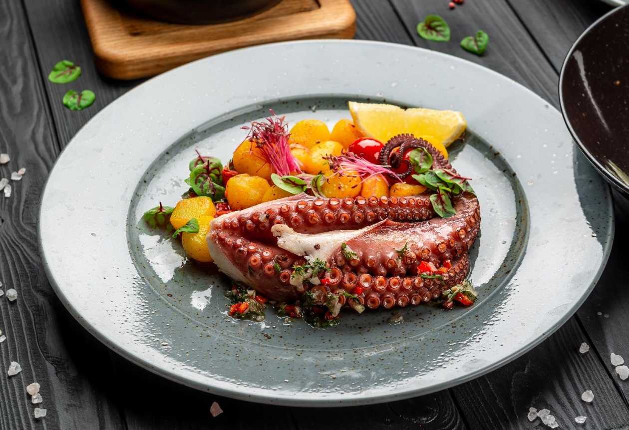 Octopus under the baking lid
