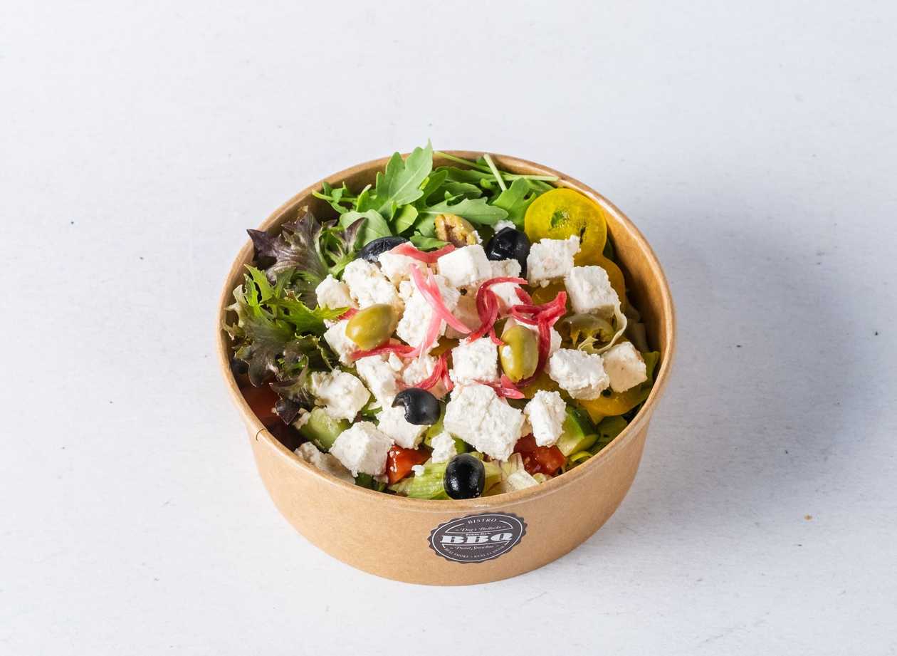 Salad with goat cheese marinated in jalapeño peppers