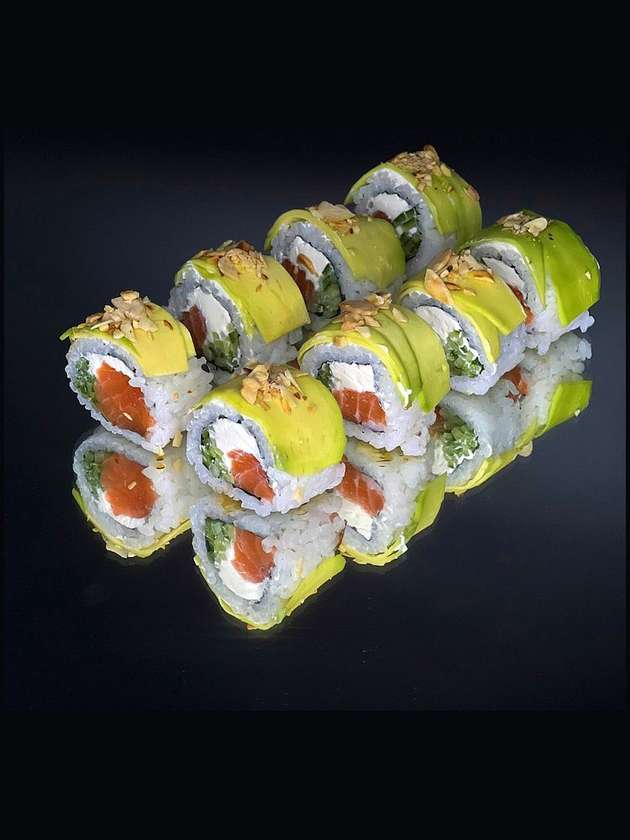 URAMAKI SAKE ŁOSOŚ OWIJANY AWOKADO