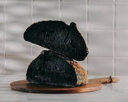Pão artesanal de carvão ativado e de sementes de sésamo