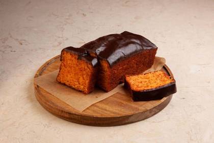 Bolo caseiro de cenoura c/ cobertura de chocolate